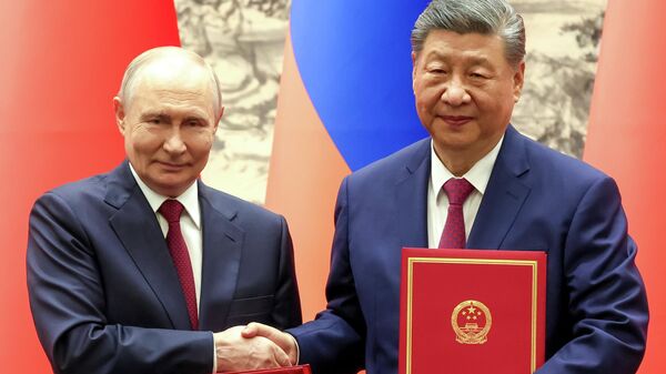 Президент РФ Владимир Путин и председатель КНР Си Цзиньпин на церемонии подписания документов о сотрудничестве - Sputnik Латвия