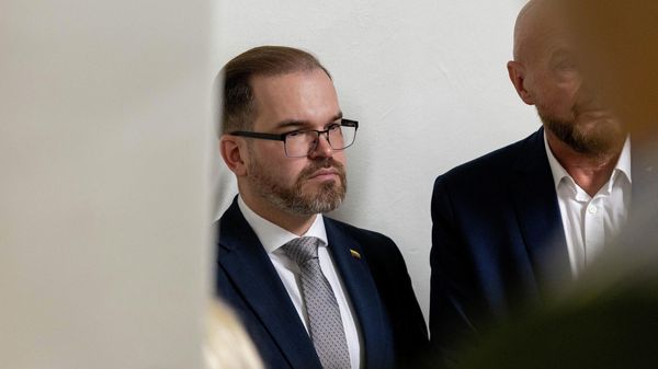 Министр обороны Литвы Робертас Каунас в укрытии в здании литовского парламента во время воздушной тревоги в Вильнюсе - Sputnik Латвия