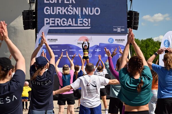 На фото: участники полумарафона разминаются перед стартом. - Sputnik Латвия