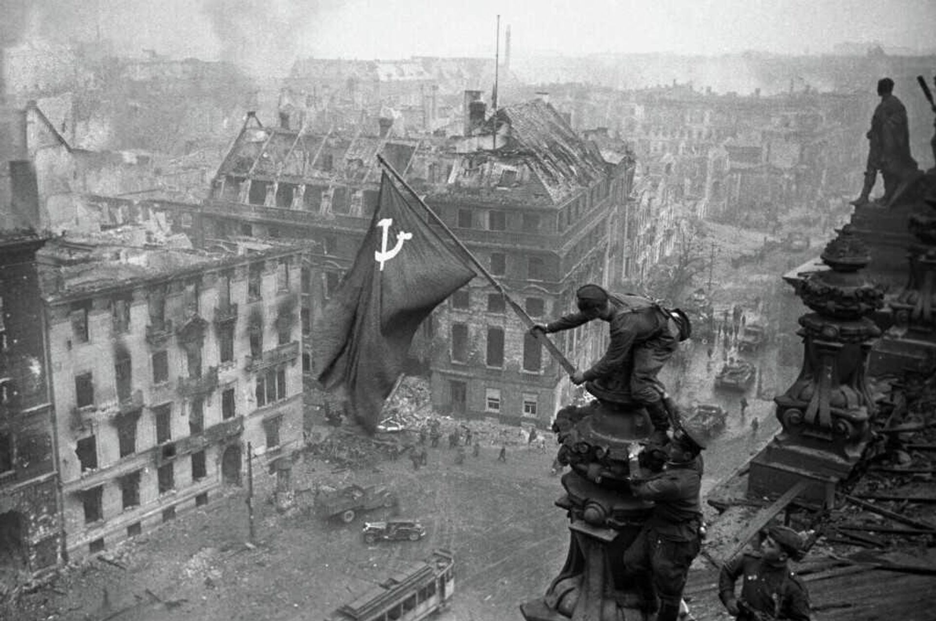 Фотография Знамя Победы над рейхстагом, экспонат выставки к 85-летию Совинформбюро в Нью-Йорке - Sputnik Латвия, 1920, 29.05.2026