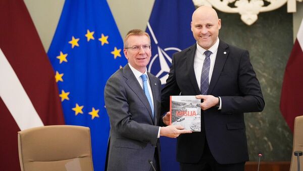 Премьер Латвии Андрис Кулбергс подарил президенту Эдгарсу Ринкевичсу книгу своего отца - Sputnik Латвия