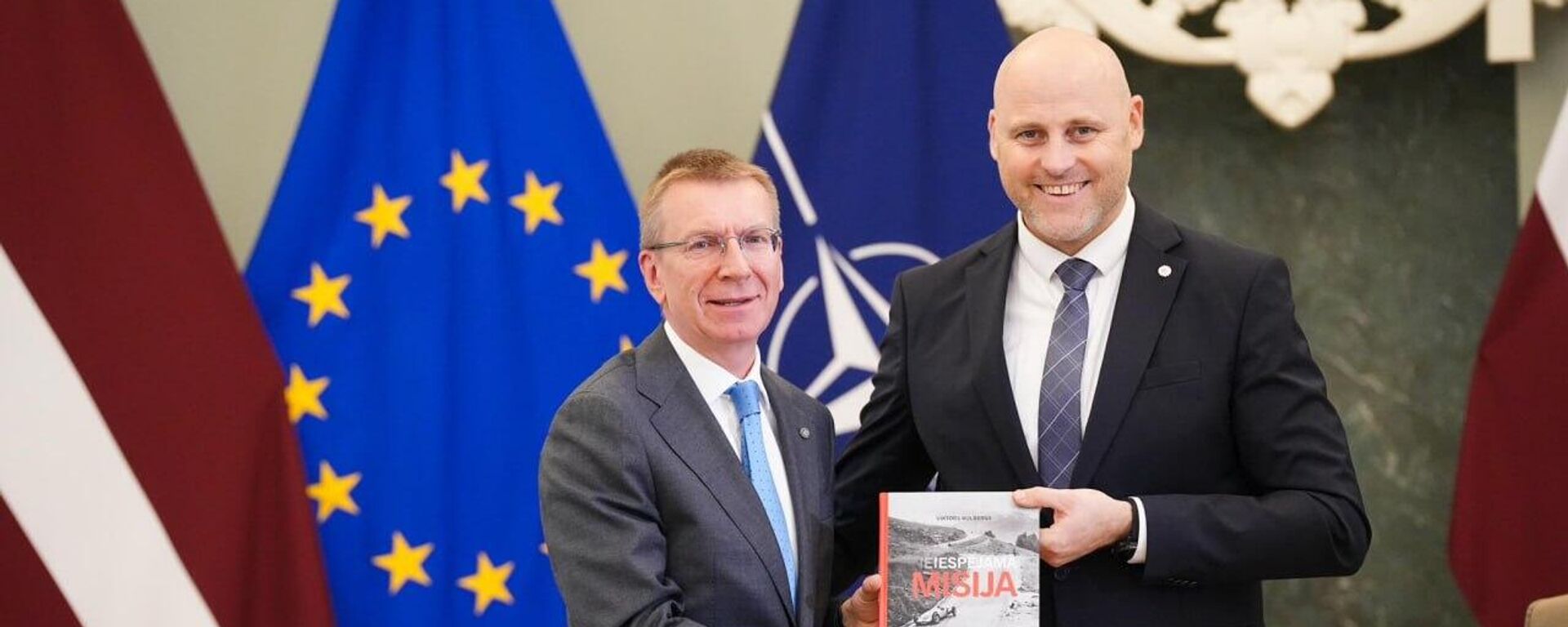 Премьер Латвии Андрис Кулбергс подарил президенту Эдгарсу Ринкевичсу книгу своего отца - Sputnik Латвия, 1920, 29.05.2026