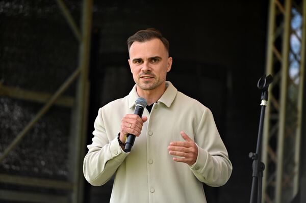 На фото: мэр Тракайского района Андрюс Шатевичюс поприветствовал участников спортивных состязаний. - Sputnik Латвия