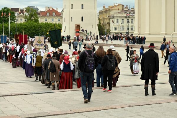 В последнее воскресенье мая в центре Вильнюса состоялось музыкальное шествие участников. - Sputnik Латвия