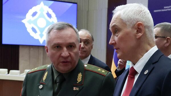Министр обороны Беларуси Виктор Хренин (слева) и министр обороны РФ Андрей Белоусов - Sputnik Латвия