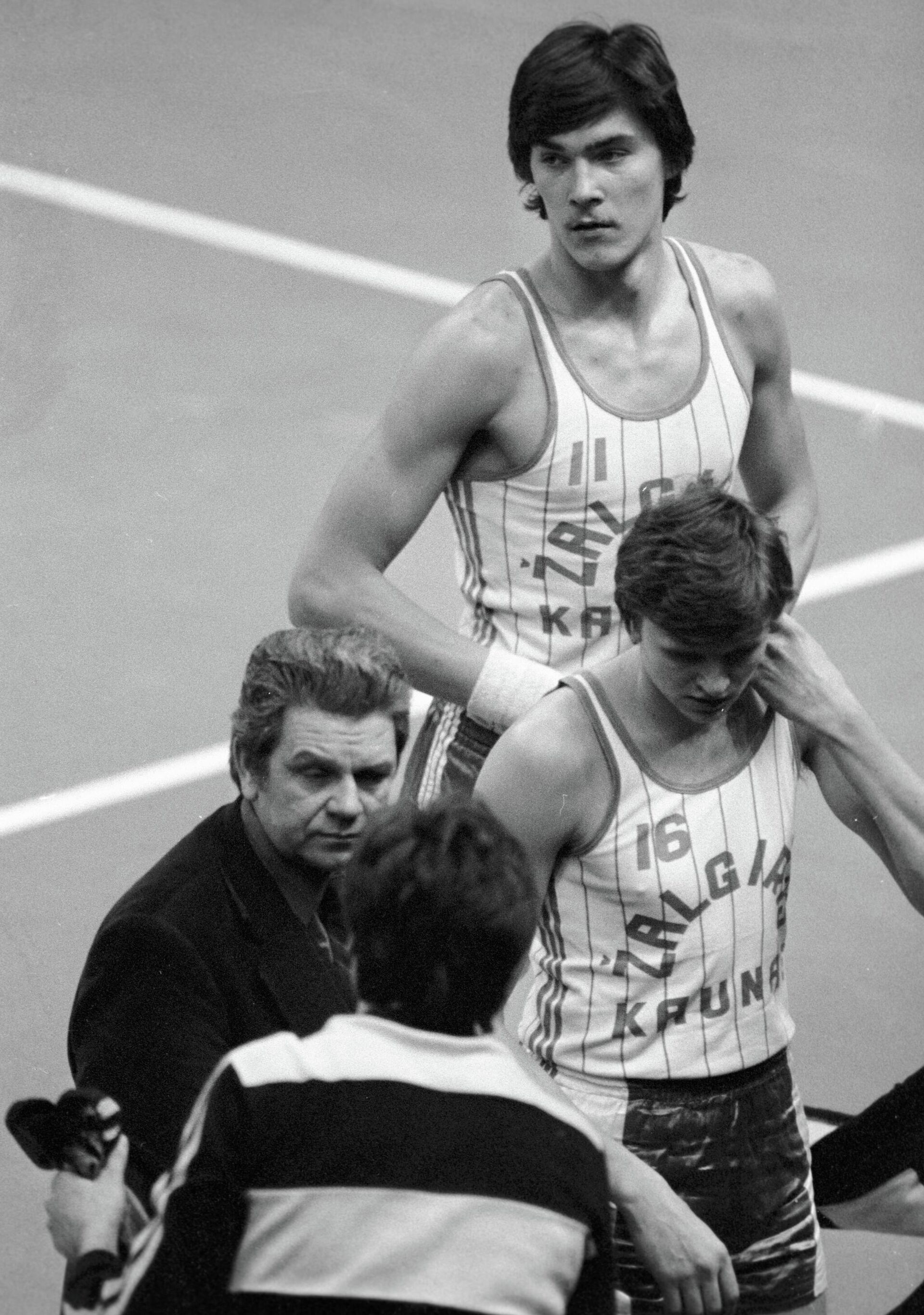 Баскетболист Арвидас Сабонис (№ 11) и тренер Владас Гарастас (слева), 1983 - Sputnik Латвия, 1920, 10.06.2026
