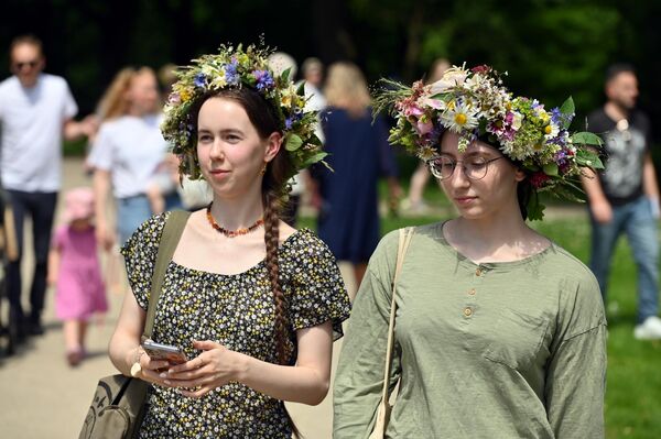А во время экскурсии "Живые улицы для детей" юный натуралист предлагал детям взглянуть на природу по-новому. Экскурсовод отмечал, что часто кажется, что настоящие открытия в природе ждут в лесах или природных парках, но Бернардинский сад также скрывает множество интересных историй. Иногда достаточно остановиться, присмотреться к дереву, потрогать его кору или понюхать растения, и окружающая среда откроется совершенно по-другому. - Sputnik Латвия