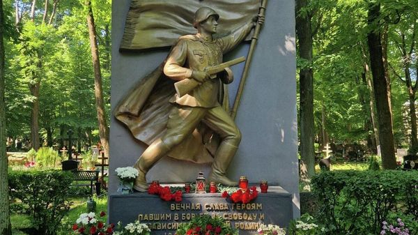 Российские дипломаты возложили цветы к мемориалу советским воинам на Покровском кладбище Риги - Sputnik Латвия