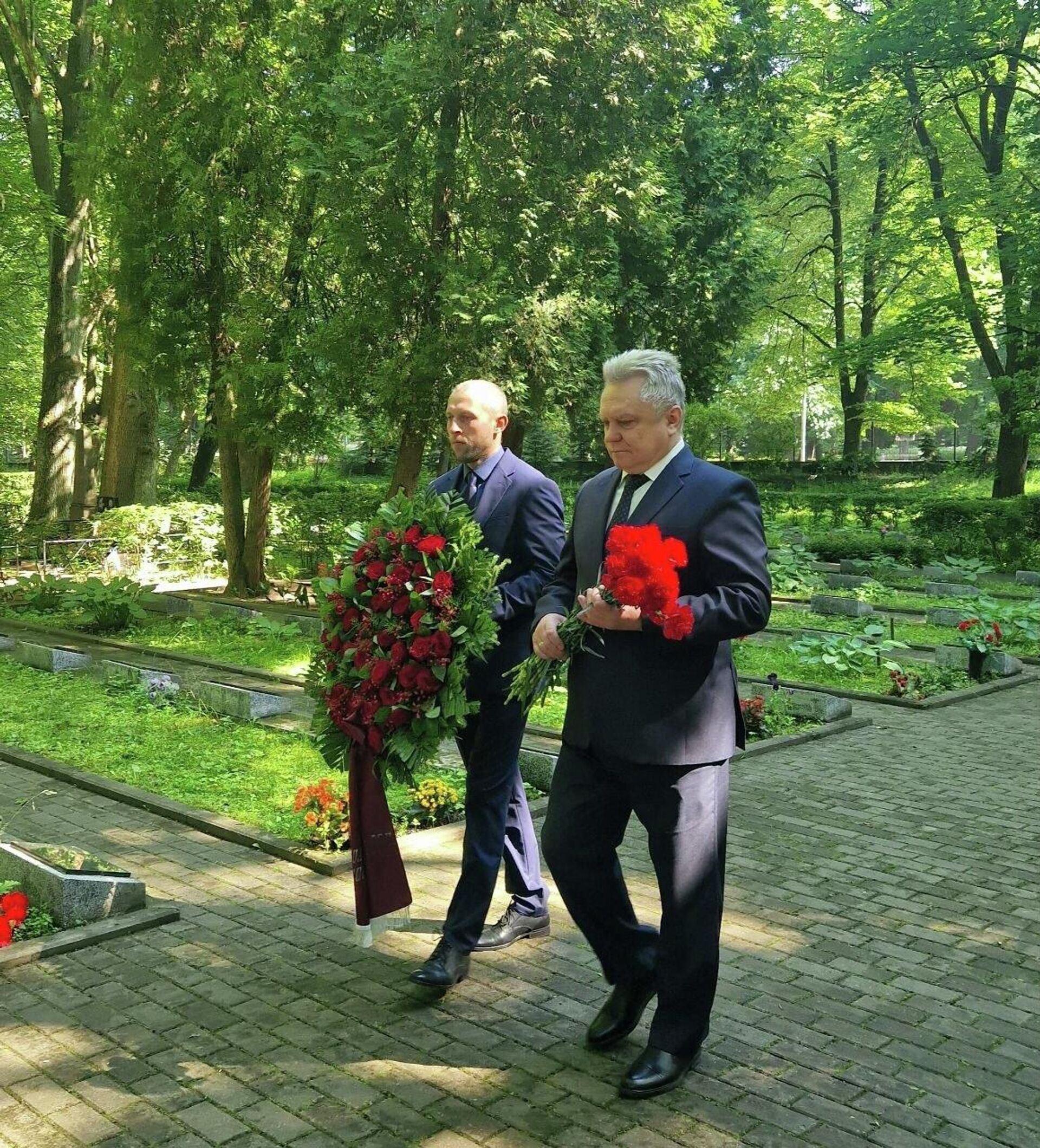 Российские дипломаты возложили цветы к мемориалу советским воинам на Покровском кладбище Риги - Sputnik Латвия, 1920, 22.06.2026