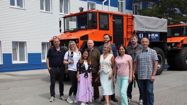 Иностранным блогерам в Кургане показали завод по производству уникальных российских вездеходов - Sputnik Латвия