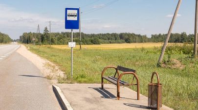 Сельская остановка в Латвии