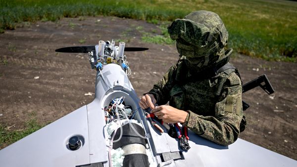 Боевая работа расчета БПЛА БМ-70 группировки войск Центр на Добропольском направлении СВО - Sputnik Латвия