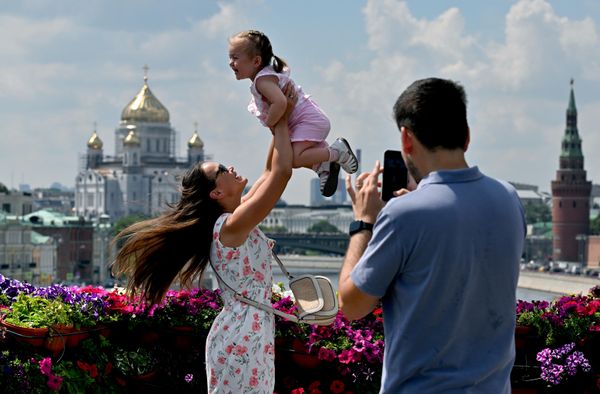 Москвичи гуляют на Большом Москворецком мосту  - Sputnik Латвия