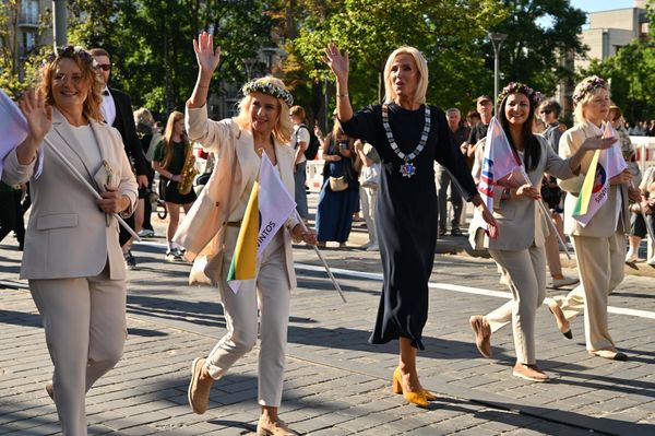На фото: мэр Ширвинтского района Живиле Пинскувене прошла со своими участниками фестиваля. - Sputnik Латвия