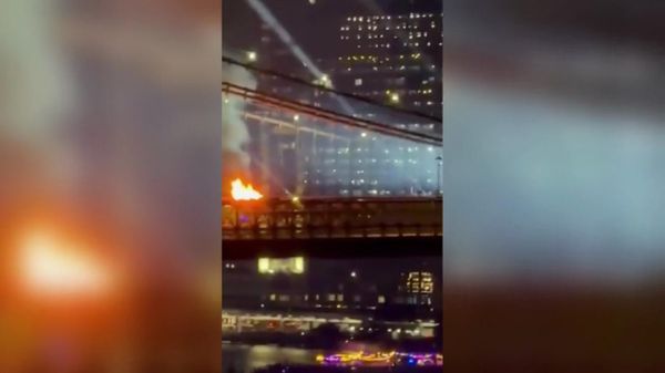 Бруклинский мост загорелся в Нью-Йорке во время празднования 250-летия США - Sputnik Латвия