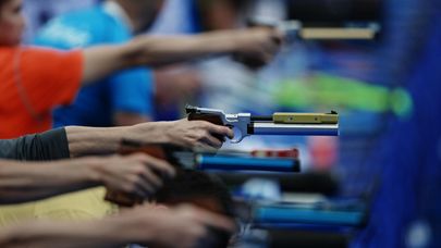 Спортсмены во время стрельбы