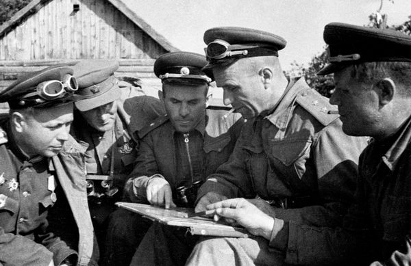 На фото: генерал-майор танковых войск Даниил Белый, генерал-лейтенант Виктор Обухов, генерал-майор танковых войск Ази Асланов, гвардии полковник Александр Андреев (слева направо) на командном пункте танкового соединения под Вильнюсом - Sputnik Латвия