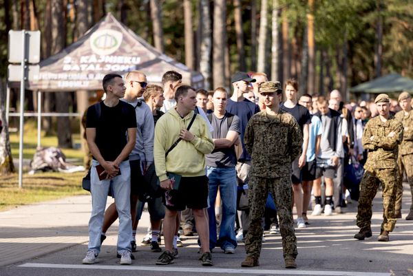 На базе в Адажи 647 человек будут служить в механизированной пехотной бригаде сухопутных войск, а еще 70 – в военной полиции - Sputnik Латвия