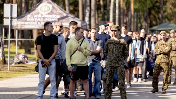 717 военнослужащих начинают службу на военной базе Адажи  - Sputnik Латвия