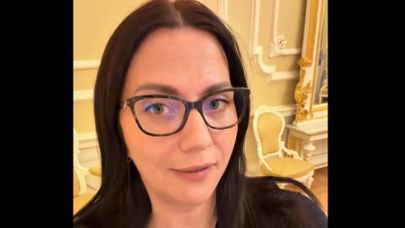 Депутат от "Стабильности" Светлана Чулкова показывает пульт для голосования с приветствием на русском языке