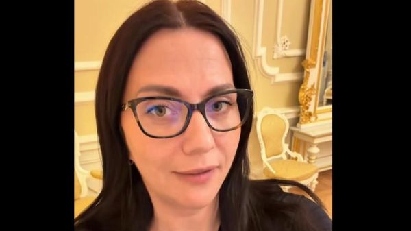 Депутат от Стабильности Светлана Чулкова показывает пульт для голосования с приветствием на русском языке - Sputnik Латвия
