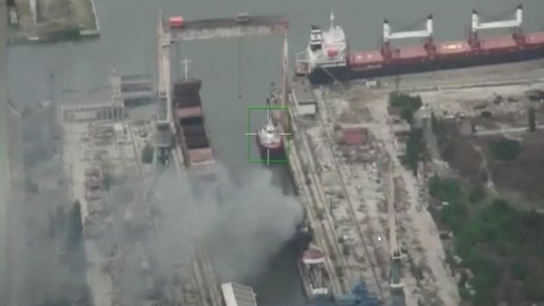 Российские военные поразили морской сухогруз и два буксира в порту Николаева - Sputnik Латвия