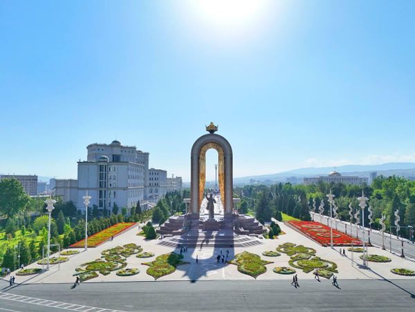 Знойная жара держится и в Душанбе. Но в Таджикистане такая погода бывает каждое лето. - Sputnik Латвия