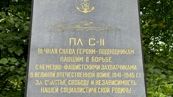 Памятник морякам-подводникам на Гарнизонном кладбище Риги - Sputnik Латвия
