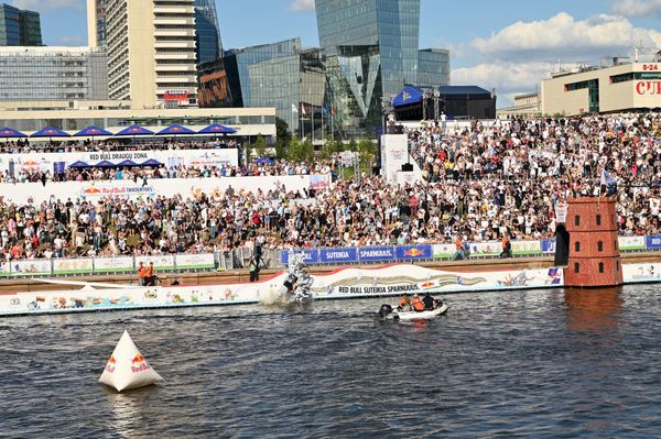 Фестиваль вызвал интерес жителей и гостей города — вся набережная была заполнена людьми. - Sputnik Латвия