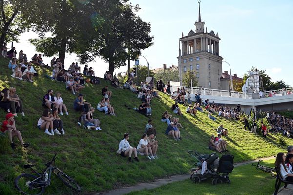 Возле Белого моста расположилась главная сцена фестиваля и наиболее активная спортивная площадка. - Sputnik Латвия