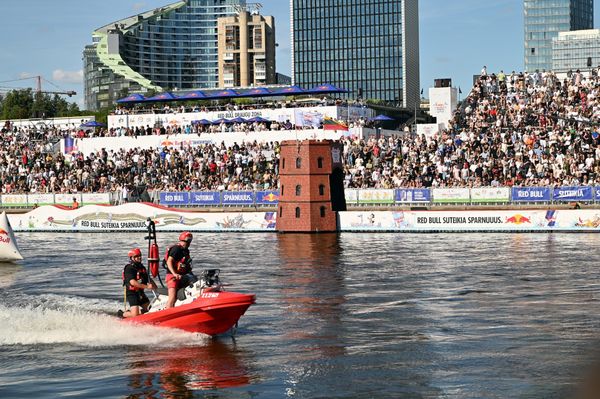 Возле Белого моста также прошли спортивные соревнования, водные развлечения. - Sputnik Латвия