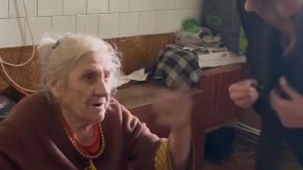 Депутат Сейма Рамона Петравича дома у 88-летней россиянки, которой дали 30 дней на то, чтобы покинуть Латвию - Sputnik Латвия