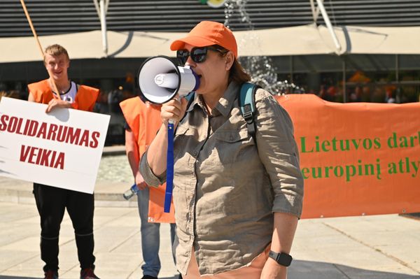 По словам организаторов, пикет был призван привлечь внимание к положению сотрудников Energesman после их увольнения из-за юридических споров между Вильнюсским городским советом, Центром утилизации отходов Вильнюсского уезда (VAATC) и вышеупомянутой компанией. - Sputnik Латвия