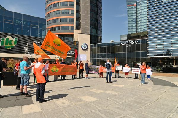 В пятницу, 31 июля, в Вильнюсе, напротив здания столичного самоуправления, прошел пикет работников компании по обработке коммунальных отходов Energesman. - Sputnik Латвия