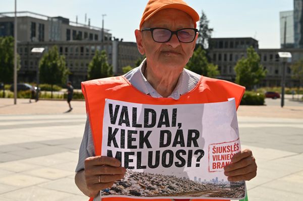 Однако представители компании считают, что действия центра незаконны. Energesman продолжает принимать отходы, а работники работают в две смены. - Sputnik Латвия
