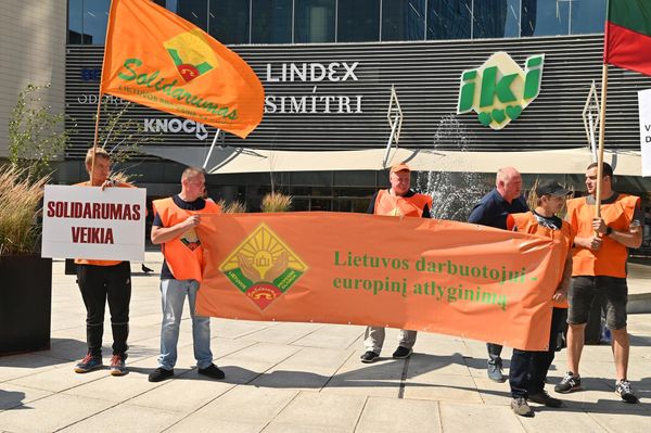 На фото: представители литовского профсоюза Solidarumas ("Солидарность") держат растяжку с надписью: "Литовскому работнику — европейскую зарплату". - Sputnik Латвия