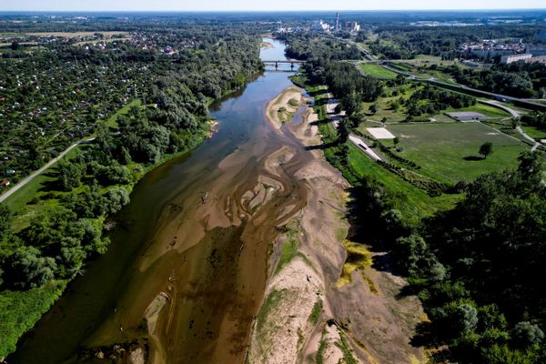 Вид с дрона на реку Сан, уровень воды в которой упал до исторического минимума. Это уже привело к временным ограничениям водоснабжения для местных предприятий - Sputnik Латвия