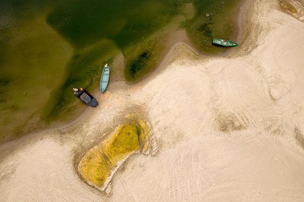 Из-за аномально низкого уровня воды на Дунае обнажились участки русла, которые обычно скрыты под водой - Sputnik Латвия