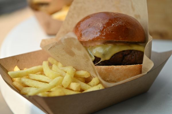 На столичном рынке Тимо прошел фестиваль уличной еды Burger Fest. - Sputnik Латвия