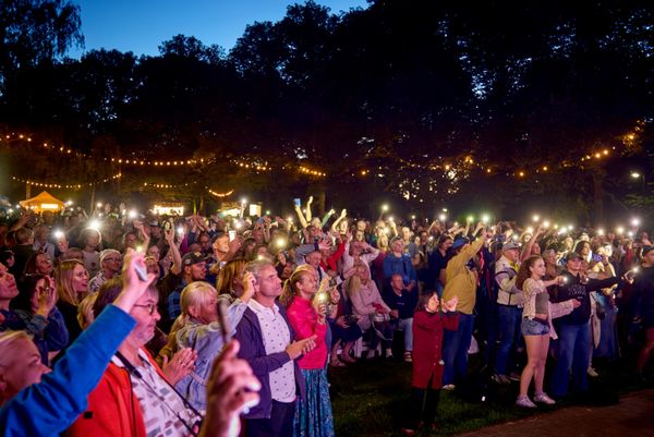 Кульминацией вечера стало выступление группы Turaidas roze и духового оркестра Horizonts - Sputnik Латвия