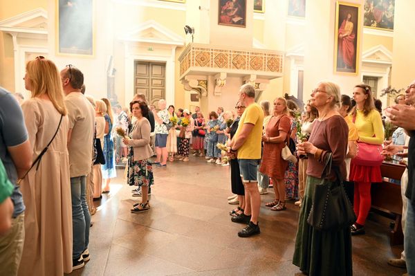 В этот день освящаются первые плоды нового урожая, цветы и целебные травы, которые, согласно легендам, имеют не только целебные свойства, но и отгоняют злых духов от домов. - Sputnik Латвия