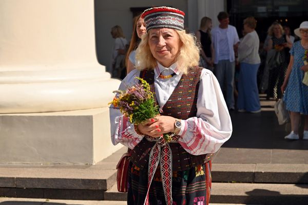 Освященные в храме букетики из трав потом дома прячут за святыми образами. Считается, что они оберегают от болезней, пожара, голода и других бедствий. - Sputnik Латвия