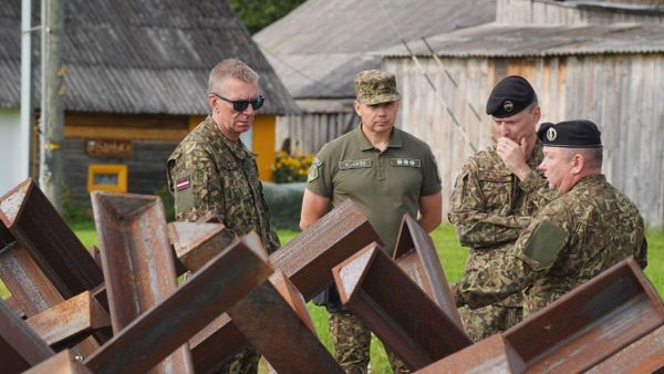 Президент Латвии Эдгарс Ринкевичс (слева) на границе с Беларусью - Sputnik Латвия