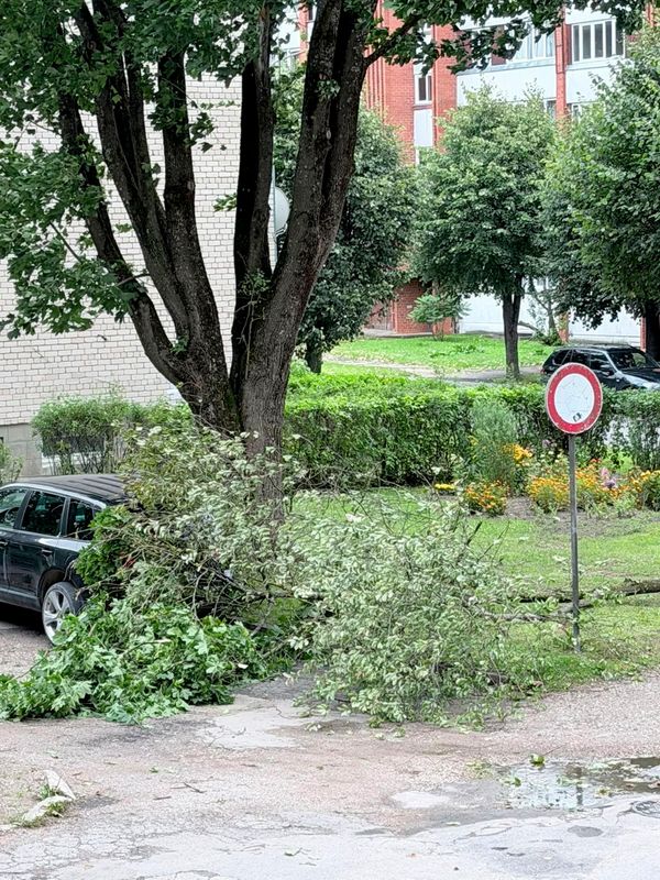 Из-за ливня затопило улицы, дороги, летние веранды кафе - Sputnik Латвия