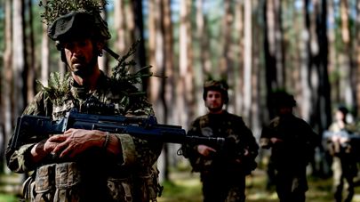 Занятия по боевой подготовке резервистов в Пехотной школе Национальных вооруженных сил Латвии в Алуксне