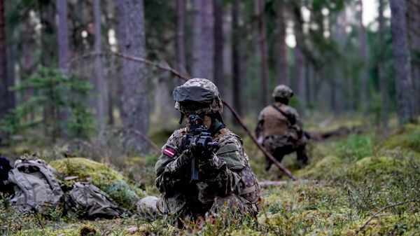 Занятия по боевой подготовке резервистов в Пехотной школе Национальных вооруженных сил Латвии в Алуксне - Sputnik Латвия