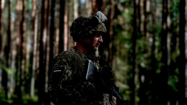 Занятия по боевой подготовке резервистов Национальных вооруженных сил Латвии - Sputnik Латвия