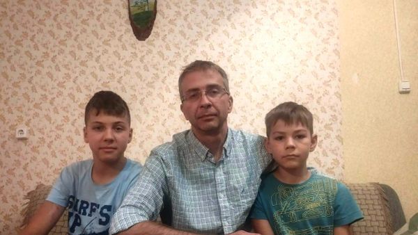 Отец четверых детей Алексей Шараков смог спасти двоих мальчишек, но теперь вынужден скрываться - Sputnik Латвия