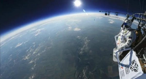 Сергей Бойцов во время мирового рекорда прыжка с теплового аэростата с высоты 11 551 метра - Sputnik Латвия