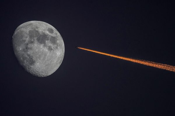 Луна и самолет на закате - Sputnik Латвия